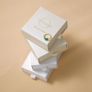 กล่องใส่เครื่องประดับแบบเปิดปิดได้ ขนาด 8x8x3.5 ซม. จำนวน 50 ชิ้น เป็นมิตรกับสิ่งแวดล้อม ทนทาน พร้อมโลโก้สั่งทำพิเศษบนกล่องกระดาษและถุงผ้า - Product Image 5