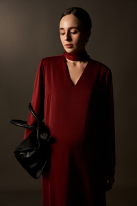 Vestidos de satén tejido de seda con cuello en V, manga regular, lisos, teñidos, transpirables, minimalistas, casuales de verano, hechos en Vietnam - Product Image 5