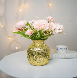 Exquisito par de jarrones de metal para mesa con un rico patrón de mosaico de piedra azul y brillantes detalles dorados pulidos, al por mayor. - Product Image 4