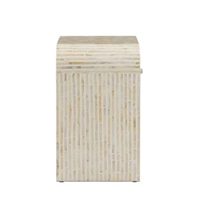 Elegante mesita de noche con mosaico de conchas blancas curvadas y diseño de estante abierto, que sirve como mesita de noche Capiz con estilo para habitaciones de hotel. - Product Image 3