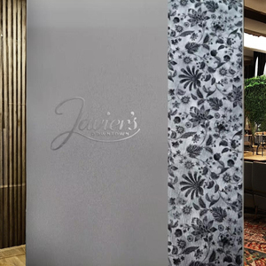 Porte-menu personnalisable en cuir PU noir avec panneaux de cuivre en bois au design floral durable pour les hôtels et les restaurants - Product Image 1