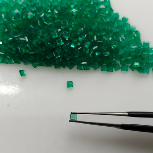 พลอยออนิกซ์สีเขียวธรรมชาติ ขนาด 2 มม. รูปทรงสี่เหลี่ยมแบบ Step Cut คุณภาพดีที่สุด สำหรับทำเครื่องประดับ จาก Red Mountain Gems - Product Image 1