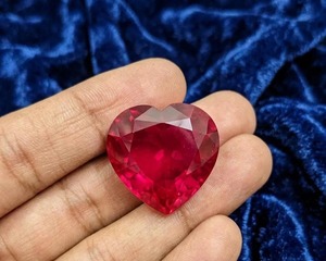 Rubí Rosa Grande de 52 Quilates en Forma de Corazón |   Gema suelta facetada de 25 mm |   Rubí Tallado en Forma de Corazón Hecho a Mano para Joyería - Product Image 1