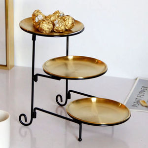 Support à gâteau moderne en aluminium, design tendance, pour une présentation minimaliste, offrant des lignes épurées et une solution de service. - Product Image 1