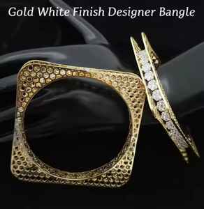 Brazaletes de Diseño en Acabado Dorado y Blanco, Calidad Premium, Ideales para Fiestas, Combinan con Todo Tipo de Atuendos, Estilo Minimalista - Product Image 1