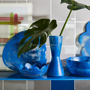 Jarrón Redondo de Resina Azul Hecho a Mano con Forma Orgánica Suave |   Florero Decorativo Minimalista para Interiores Modernos - Product Image 1