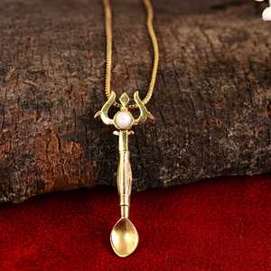 Pendentif cuillère plaqué or avec incrustation de perle, charme religieux hindou, collier unisexe en alliage, bijoux de mode - Product Image 1