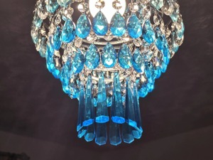 Lustre élégant en cristal bleu avec pendentifs en verre en forme de goutte d'eau - Product Image 5