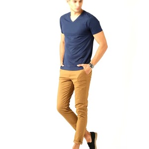 T-shirts streetwear à col en V en tissu doux pour hommes, très demandés, avec logo personnalisé, t-shirts de haute qualité - Product Image 3