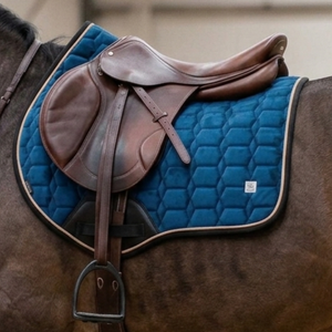 Tapis de selle anatomique en cuir suédé/tissu de qualité supérieure, matelassage hexagonal, pour le saut d'obstacles, vente en gros, logo personnalisé, OEM - Product Image 4