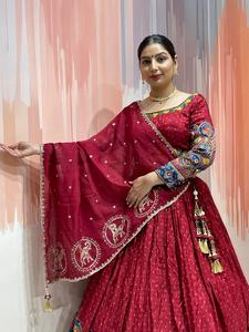 Lehenga Choli de Seda de Bombay Hecho a Mano de Lujo con Bordado de Espejo y Dupatta de Chinnon, Traje Nupcial para Navratri para Mujer - Product Image 1