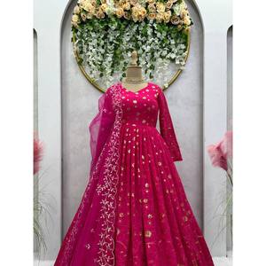 ชุดสตรีดีไซน์เนอร์ชุดกาวน์และ dupatta กับงานด้ายและลำดับ - Product Image 2