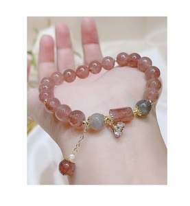 Bracelet en résine haut de gamme fait main au design élégant et contemporain, bijoux de mode pour femme, idéal pour les occasions décontractées, le bureau et les soirées - Product Image 3