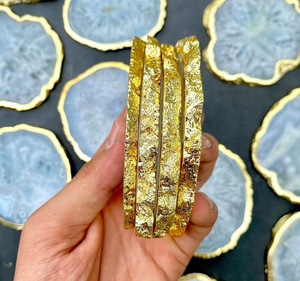 Ensemble de dessous-de-verre en agate blanche naturelle |   Sous-verre en cristal géode translucide avec bordure dorée électro-plaquée pour la protection de la table - Product Image 4