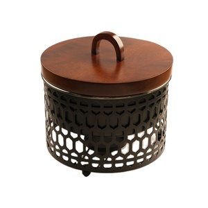 Chauffe-plat moderne de luxe en métal doré avec couvercle en dôme élégant et poignées ornées Chauffe-plats - Product Image 1