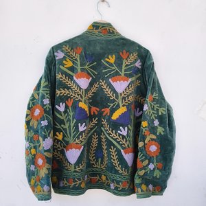 Chaqueta Suzani de Terciopelo Bordada a Mano, Estilo Boho Floral, Abrigo de Invierno con Cuello Alto, Logotipo Frontal, Relleno de Algodón, Transpirable - Product Image 1