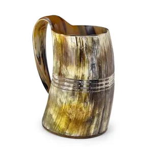 Jarra de Cuerno Vikinga Natural Hecha a Mano con Detalles Tallados y Base de Madera, Auténtica Jarra Medieval para Cerveza y Sidra - Product Image 2