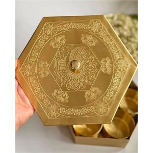 Boîte à épices hexagonale en laiton avec couvercle gravé, conteneur à épices de luxe en métal Masala Dani, boîte de rangement pour ustensiles de cuisine et de table en gros - Product Image 1