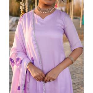 Conjunto de Traje de Satén Pintado a Mano con Lavanda, Diseño Étnico Festivo para Bodas y Fiestas, Colección Premium para Mujer - Product Image 3
