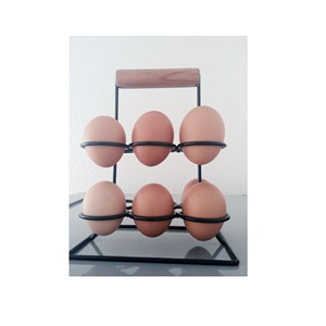 Soporte para huevos de metal con estructura resistente, diseñado para guardar múltiples huevos de forma organizada y accesible. - Product Image 6