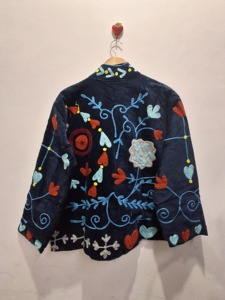 เสื้อแจ็คเก็ตสั้นปักลายซูซานีกำมะหยี่สุดฮิต ลายดอกไม้สไตล์โบโฮ พร้อมกระดุมทำมือ เสื้อแจ็คเก็ตสั้นปักลายกำมะหยี่ - Product Image 2