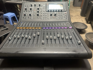 Console de mixage numérique professionnelle MIDAS M32R LIVE, 40 canaux d'entrée pour concerts, églises, studios et diffusion - Product Image 1