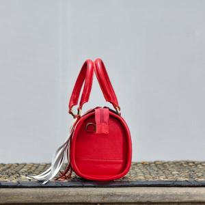 Bolso de mano de cuero de lujo con panel de piel de vaca y detalles de borlas en color negro y marrón, diseño floral en relieve. - Product Image 5