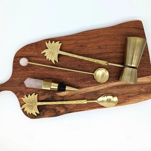 Ensemble d'outils de bar de haute qualité avec design en feuille d'or et planche en bois, idéal pour la mise en place d'un bar à domicile, la présentation et les occasions spéciales - Product Image 1