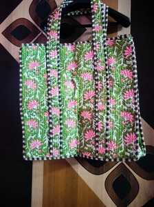 Sac à bandoulière en coton brodé de fleurs avec texture matelassée, sac fourre-tout élégant pour le quotidien et le shopping - Product Image 3