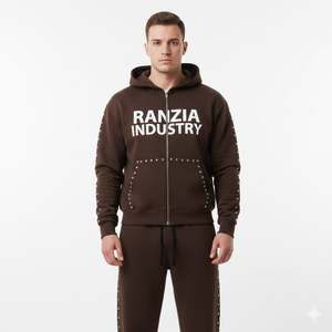 Sweat à capuche zippé avec logo personnalisé Ranzia Industry, écologique, orné de strass, et pantalon de jogging avec patch brodé. - Product Image 1