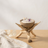 Tabouret rustique en bois naturel fait main sur trépied |   Support de présentation décoratif en bois massif pour la décoration intérieure