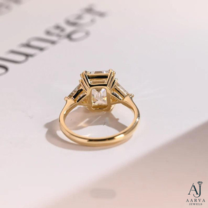 Bague de Fiançailles et de Mariage pour Femme en Moissanite Certifiée IGI, Plaqué Rhodium Couleur Or, Coupe Émeraude, Forme Triangle, Tendance - Product Image 5