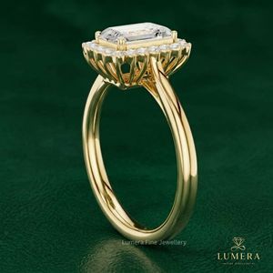 Bague de mariage de luxe en or jaune, blanc et rose, sertie d'un diamant de laboratoire taille fantaisie éclatant, avec halo d'émeraudes - Product Image 3