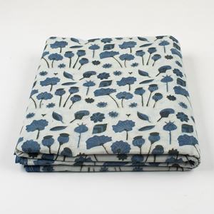 Tissus en coton bleu indigo imprimés à la main avec des motifs floraux pour la décoration intérieure et les créateurs de vêtements - Product Image 1