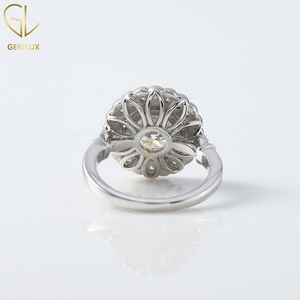 Bague en or 18 carats de style vintage à taille ronde, bague de fiançailles en moissanite à halo floral, bague Art Déco sertie de milgrain - Product Image 5