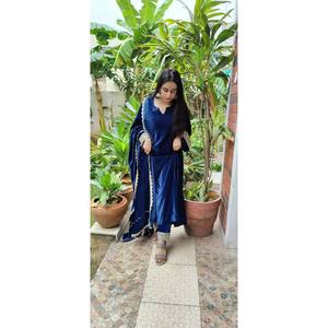 Top y Dupatta Hechos a Mano para Fiesta, Silueta Recta con Lentejuelas y Cordones, Talla XL - Product Image 4