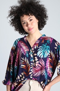 Camisa de Lino Hecha a Mano con Estampado de Palmeras: Blusa Boho Chic con Botones - Product Image 5