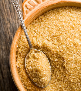 Cristaux de canne à sucre bruts dorés pour l'exportation en gros – Édulcorant au sucre roux avec saveur naturelle de mélasse, emballage sécurisé pour les acheteurs - Product Image 1
