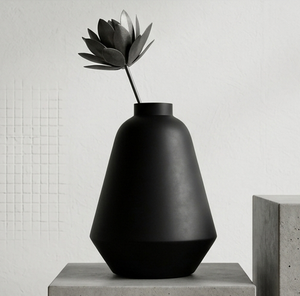 Vase de table noir mat, forme conique minimaliste, pot à fleurs décoratif en fer métallique - Product Image 4