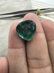 Esmeralda natural de Zambia en forma de corazón de 11.44 quilates, verde intenso, piedra preciosa suelta para la elaboración de joyas. - Product Image 3