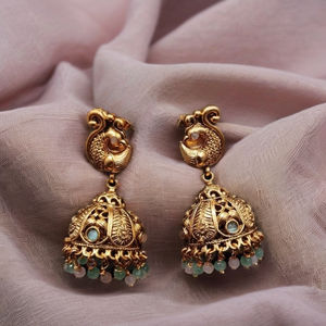 Pendientes Jhumka de Latón Indio con Baño de Oro Antiguo, Diseño Geométrico de Pavo Real, Cuentas Verdes y Blancas, Joyería Étnica Tradicional para Bodas - Product Image 2