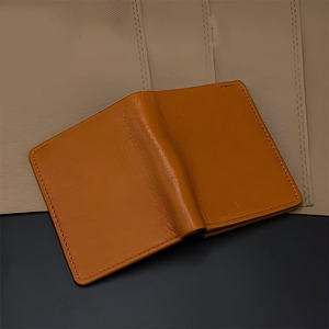 Portefeuille à trois volets couleur beige clair, avec fenêtre d'identification pratique, poche en maille transparente, plusieurs emplacements pour cartes, produits utiles en gros pour hommes - Product Image 5