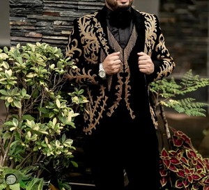 Costume pour homme en velours noir brodé avec détails dorés – Ensemble de blazer de smoking de créateur pour marié, idéal pour les fêtes et les réceptions - Product Image 5