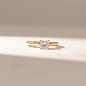 Bague de fiançailles solitaire en or jaune 14 carats avec diamant de laboratoire taille princesse 1,00 carat, bijoux fins personnalisés pour mariée - Product Image 3
