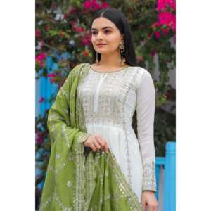 Robe Anarkali élégante avec dupatta et ensemble bas, collection de vêtements modestes - Product Image 3