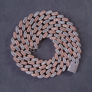 สร้อยคอโมอิสซาไนต์ทรงบาแกตต์ชุบโรเดียมแบบ Iced Out พร้อมตัวเรือนแบบ Channel Setting และโซ่ Cuban Link สำหรับทุกเพศ - Product Image 4