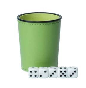 Fabricación de un juego de dados de cuero personalizado con tapa, vaso agitador de cuero verde para dados. - Product Image 5