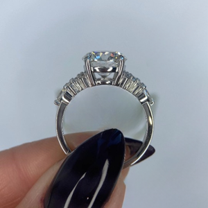 Bague de fiançailles en diamant de laboratoire taille ronde idéale 3 carats avec pierres latérales rondes et en forme de poire - Product Image 3