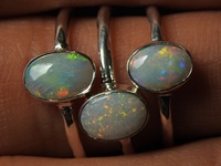 Bague en argent sterling 925 sertie d'un opale australien multi-feu de 7-9 mm, certifiée par un tiers PMEGEMSBEADS, cabochon lisse