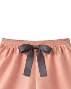 Ensemble pyjama personnalisé en satin pêche pour femme, comprenant un haut de pyjama et un short, vêtements de nuit doux en soie, ensemble deux pièces d'été pour la détente avec nœud gris foncé - Product Image 3